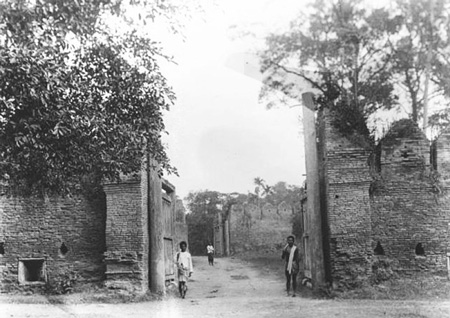 Gate with disputed ID